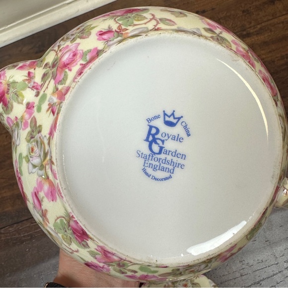 Royale Garden Bone China Staffordshire England Hand Decorated Chinz Teapot - Picture 9 of 9